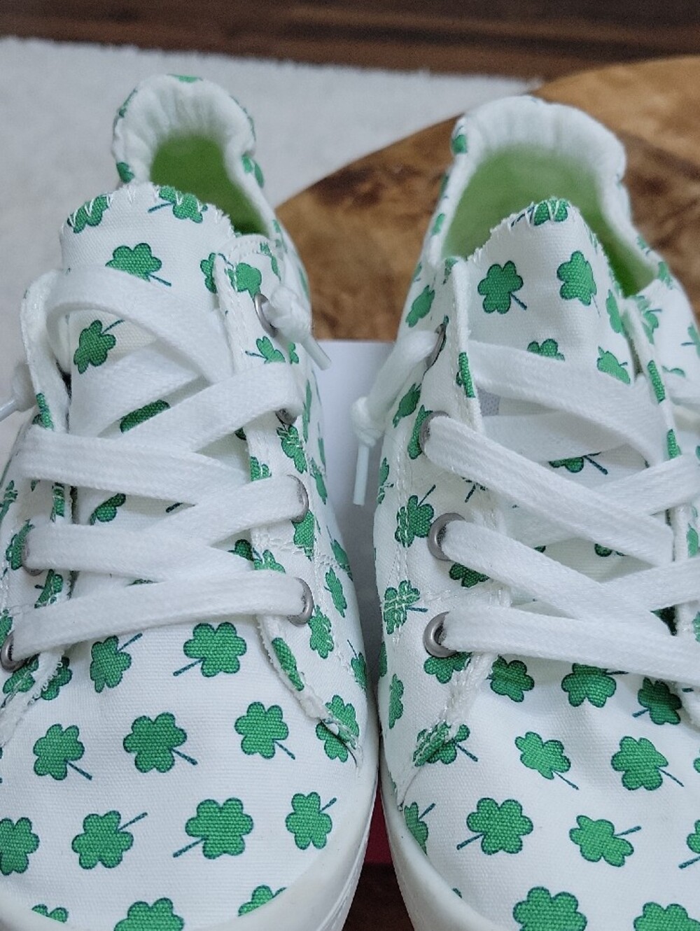 Isaac Mizrahi White Sneakers with Green Clover Pattern - Picture 5 of 5